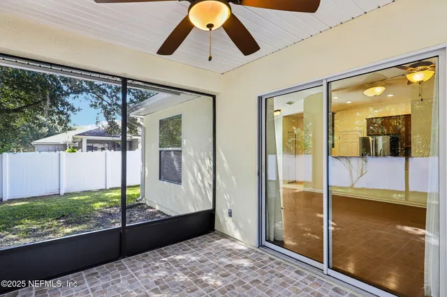 a view of a backyard