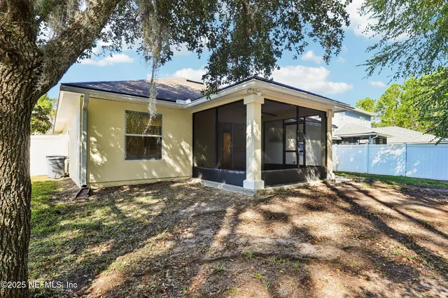 a view of a backyard