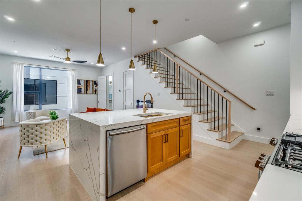 708 West 10th Street Dallas, TX 75208 - Photo 3 of 16