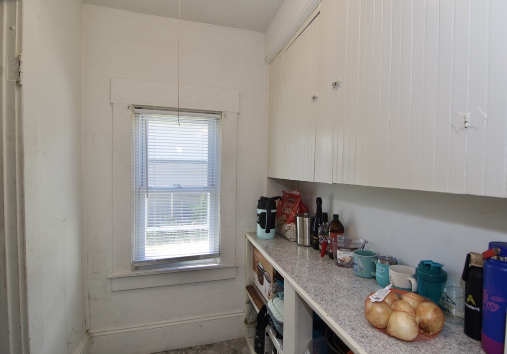 16 Amity Court Springfield, MA 01108 - Photo 22 of 42 a room with a table and chairs
