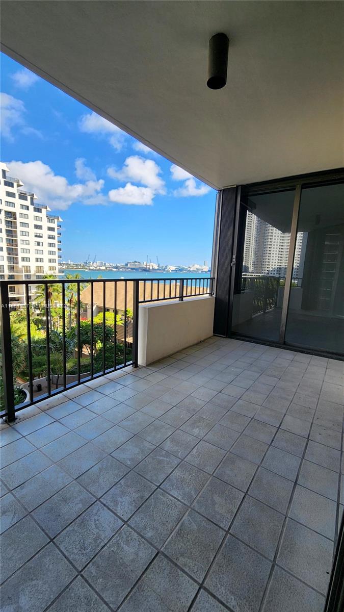 520 Brickell Key Drive, Unit A802 Miami, FL 33131 - Photo 4 of 13 a view of an empty room