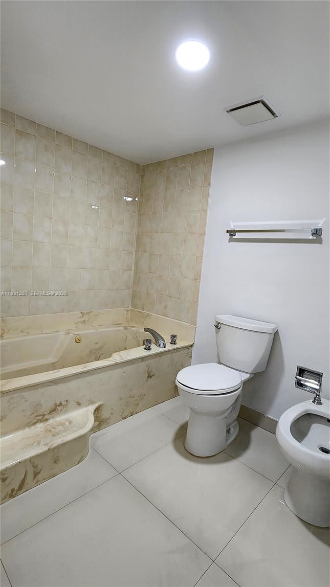 520 Brickell Key Drive, Unit A802 Miami, FL 33131 - Photo 10 of 13 a bathroom with a toilet a sink and bathtub