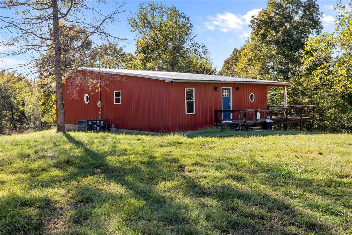 3316 Toms Creek Road Linden, TN 37096 - Photo 6 of 44 a view of a backyard
