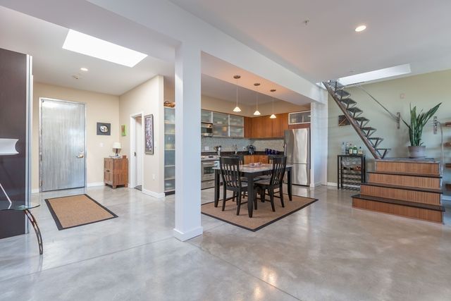 a view of an entryway with a livingroom