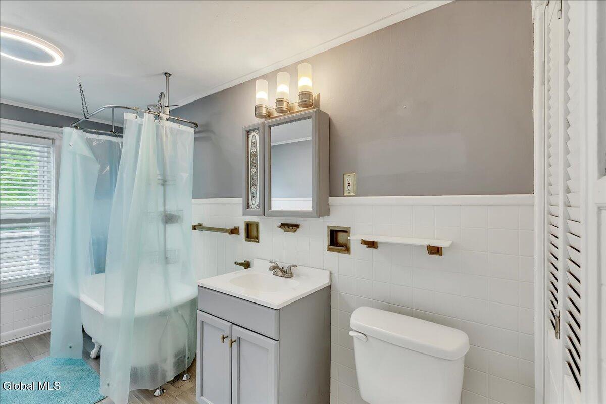 2115 Colgate Place Schenectady, NY 12304 - Photo 29 of 43 39-Bathroom 2