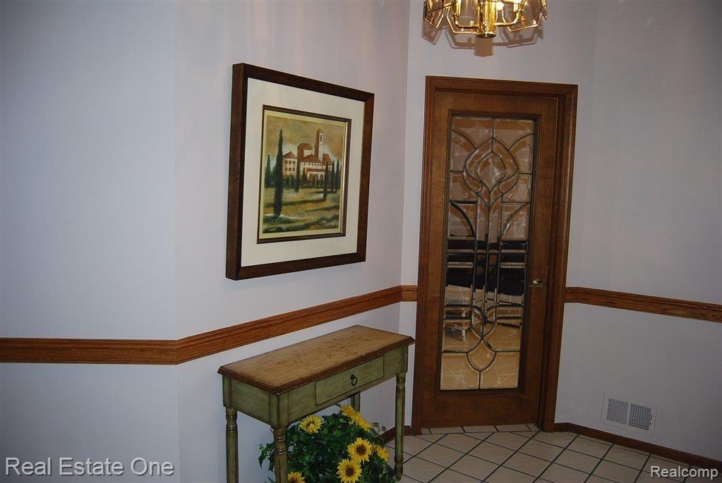 922 GreenView Court, Unit 22 Rochester, MI 48307 - Photo 2 of 24 Foyer Entry