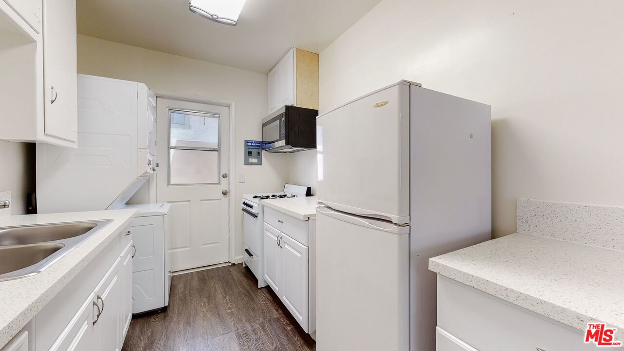 40 South Meridith Avenue, Unit 2 Pasadena, CA 91106 - Photo 8 of 14 a kitchen with a sink a stove and refrigerator
