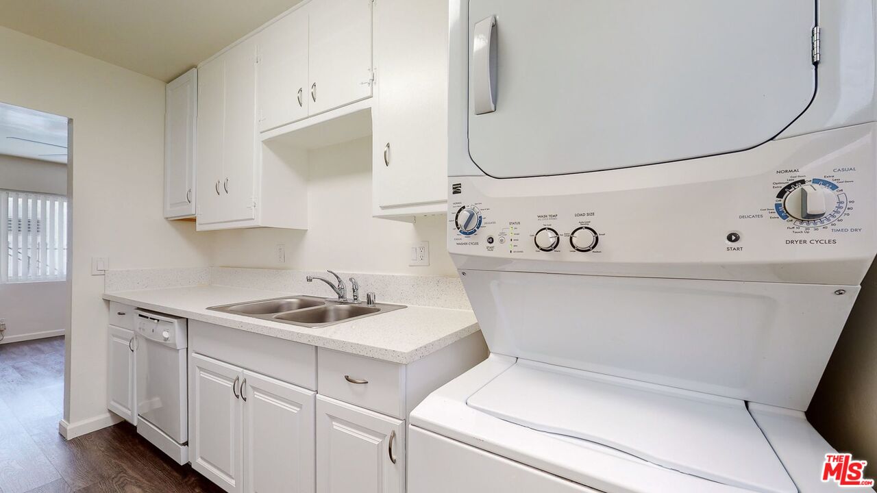 40 South Meridith Avenue, Unit 2 Pasadena, CA 91106 - Photo 9 of 14 a utility room with dryer and washer