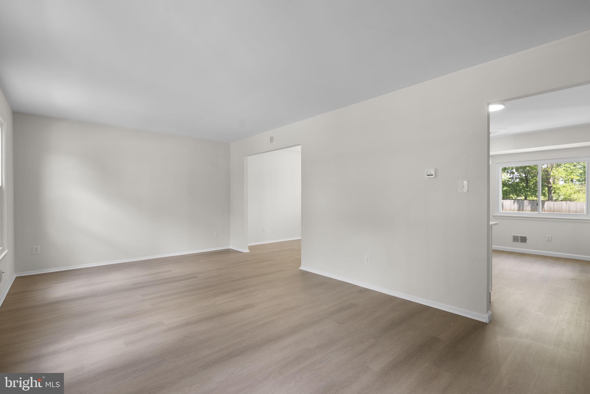 17109 Oxley Farm Road Poolesville, MD 20837 - Photo 5 of 43 Living room