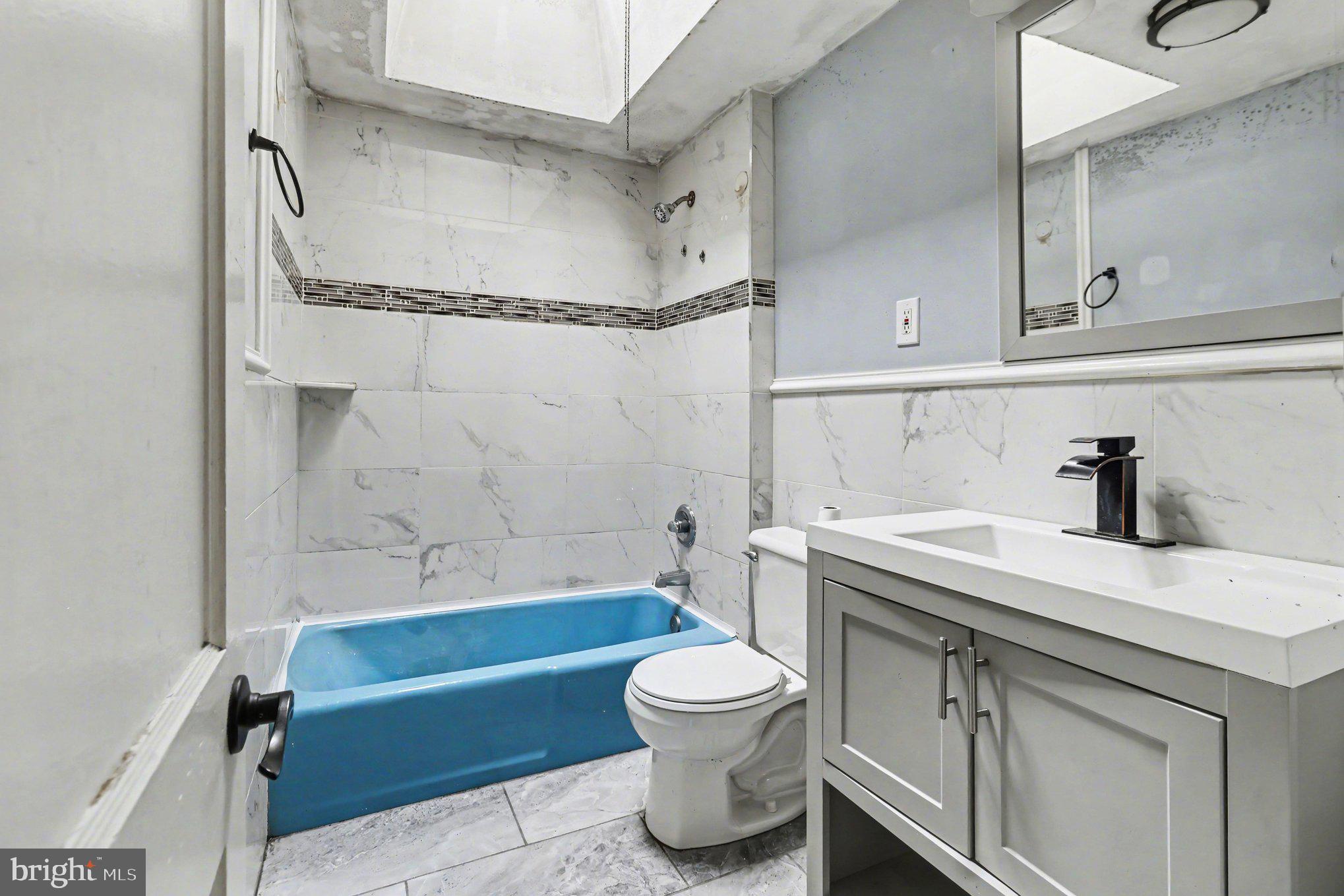 798 Bennington Road Folcroft, PA 19032 - Photo 14 of 28 a bathroom with a sink a toilet and a bathtub