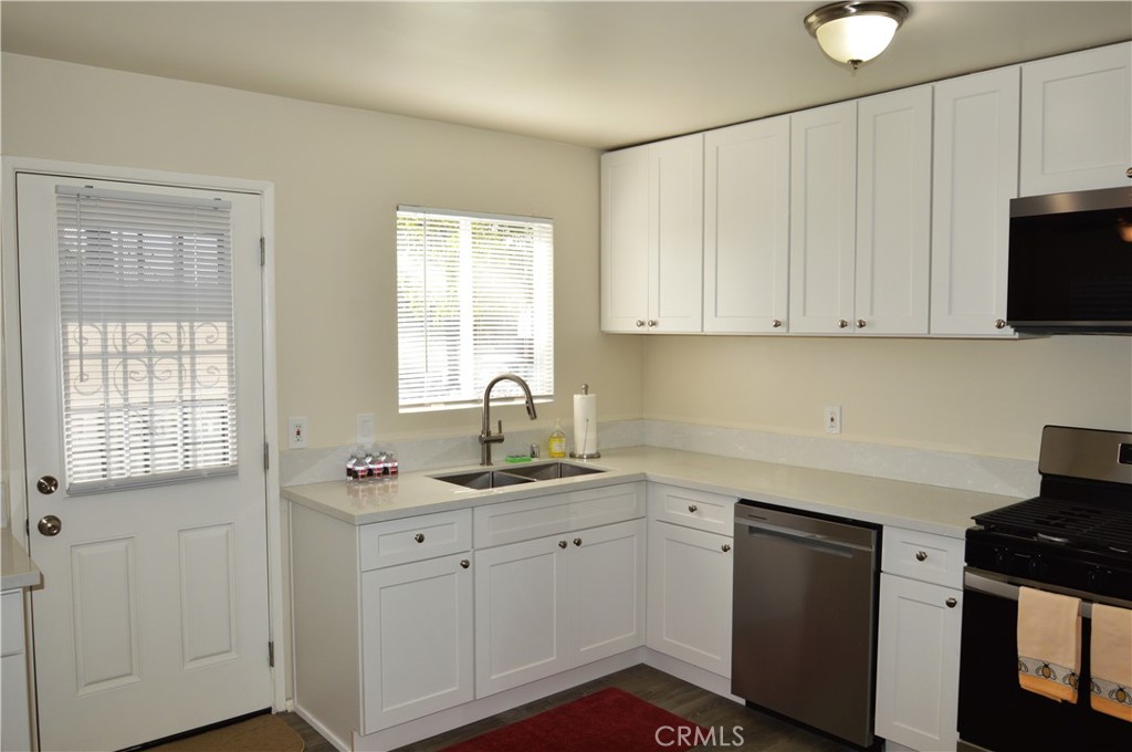 866 Random Lane Duarte, CA 91010 - Photo 3 of 19 Kitchen with door to yard area