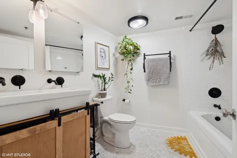 $535,000 | 612 North Oakley Boulevard, Unit 112, Chicago, IL 60612