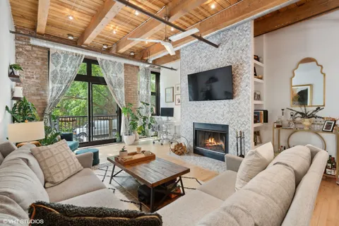 $535,000 | 612 North Oakley Boulevard, Unit 112, Chicago, IL 60612