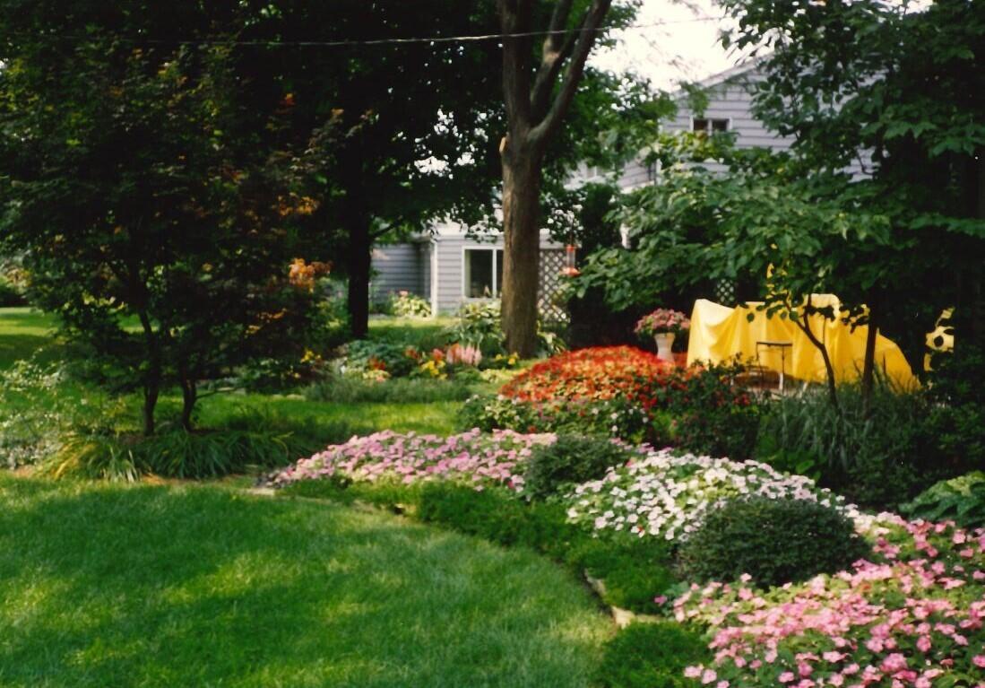 2505 Sherwin Road Columbus, OH 43221 - Photo 45 of 48 Past photos of the gardens and flower beds