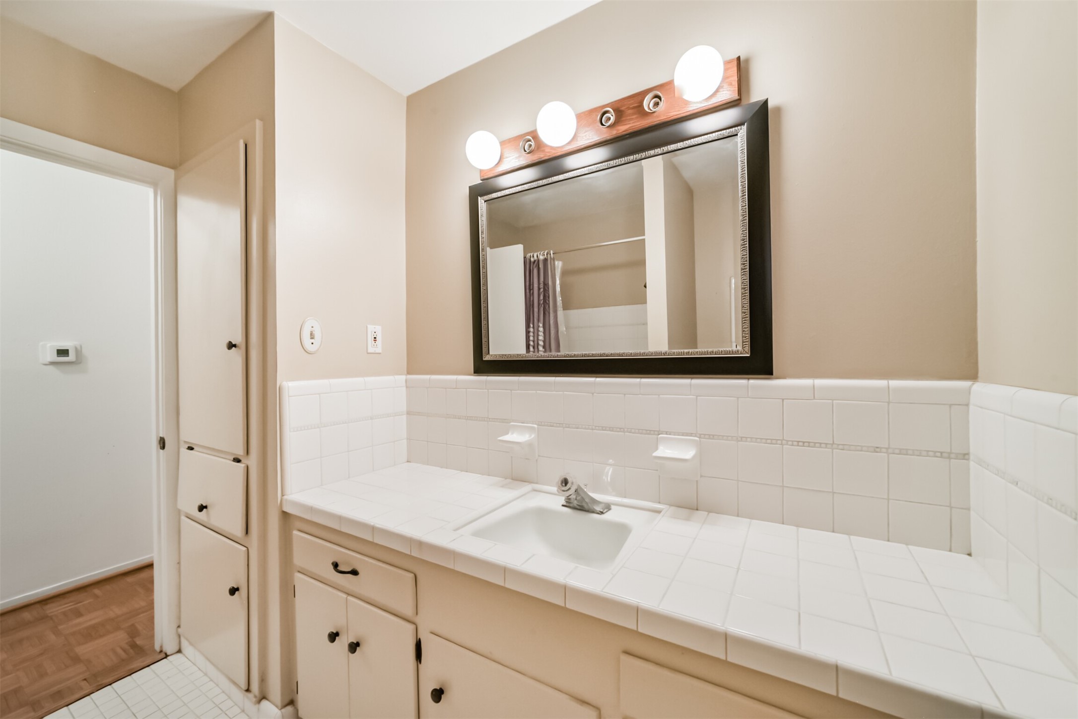 7510 Romney Road Houston, TX 77036 - Photo 21 of 32 Secondary bathroom