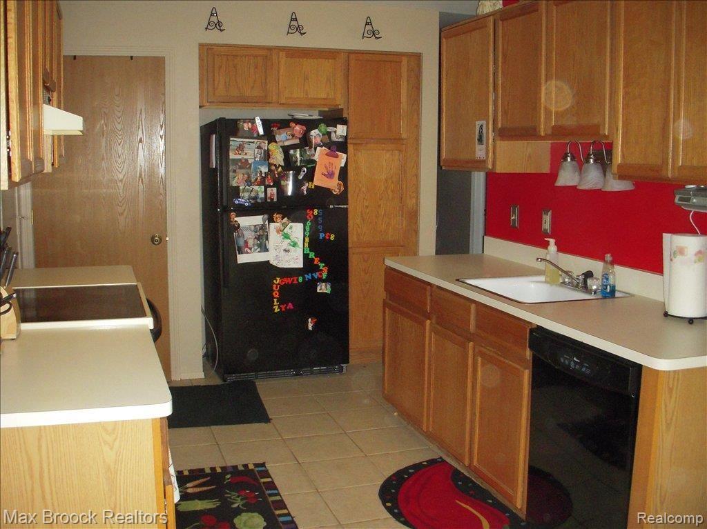 220 Pine Tree Ridge, Unit 1 Waterford, MI 48327 - Photo 2 of 6 Kitchen