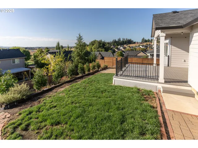 a view of a backyard