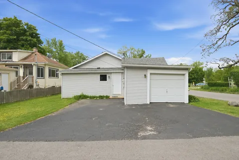 $230,000 | 33847 North Prospect Drive, Grayslake, IL 60030