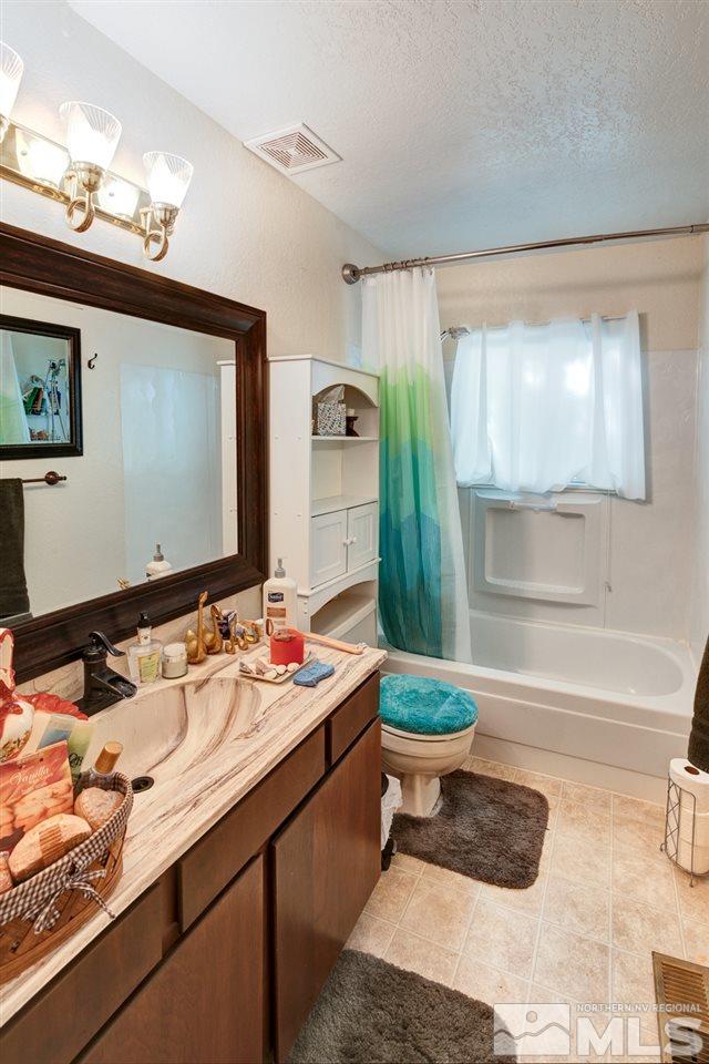 1096 Rice Road Fallon, NV 89406 - Photo 11 of 24 a bathroom with a tub sink and mirror