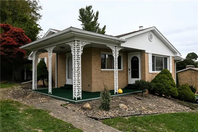 a view of a house with yard and plants