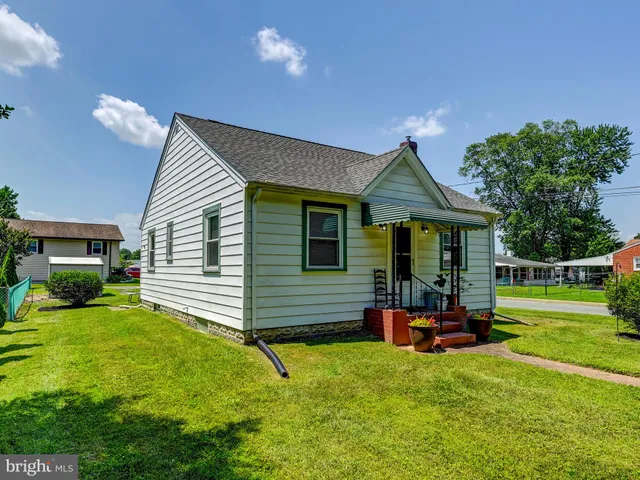 a view of an house with swimming pool and a yard