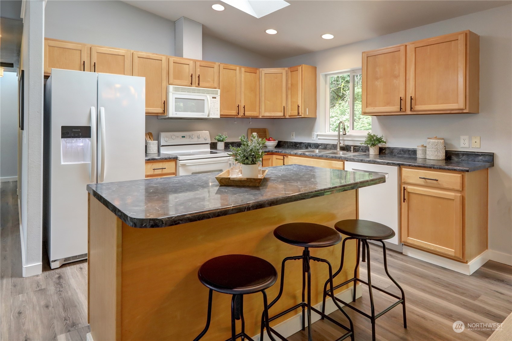 7325 Dumar Way Southwest Seattle, WA 98106 - Photo 8 of 26 Gallery Image 8