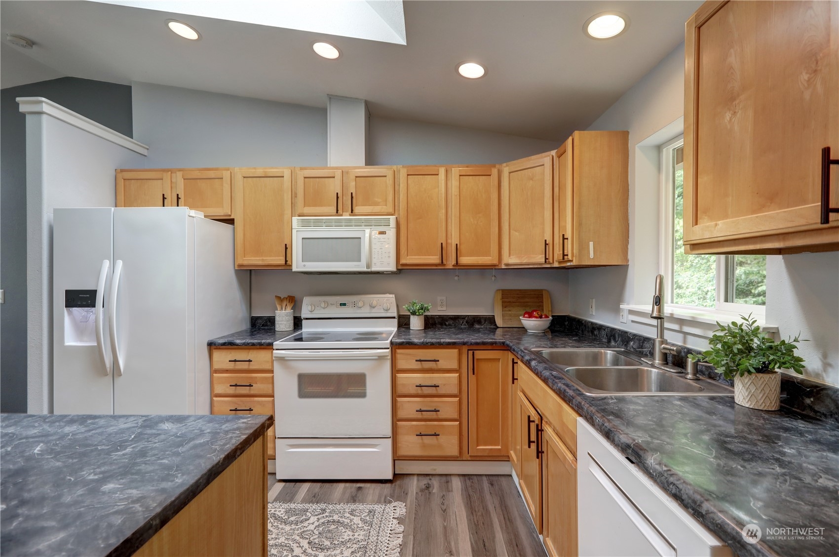 7325 Dumar Way Southwest Seattle, WA 98106 - Photo 9 of 26 Gallery Image 9