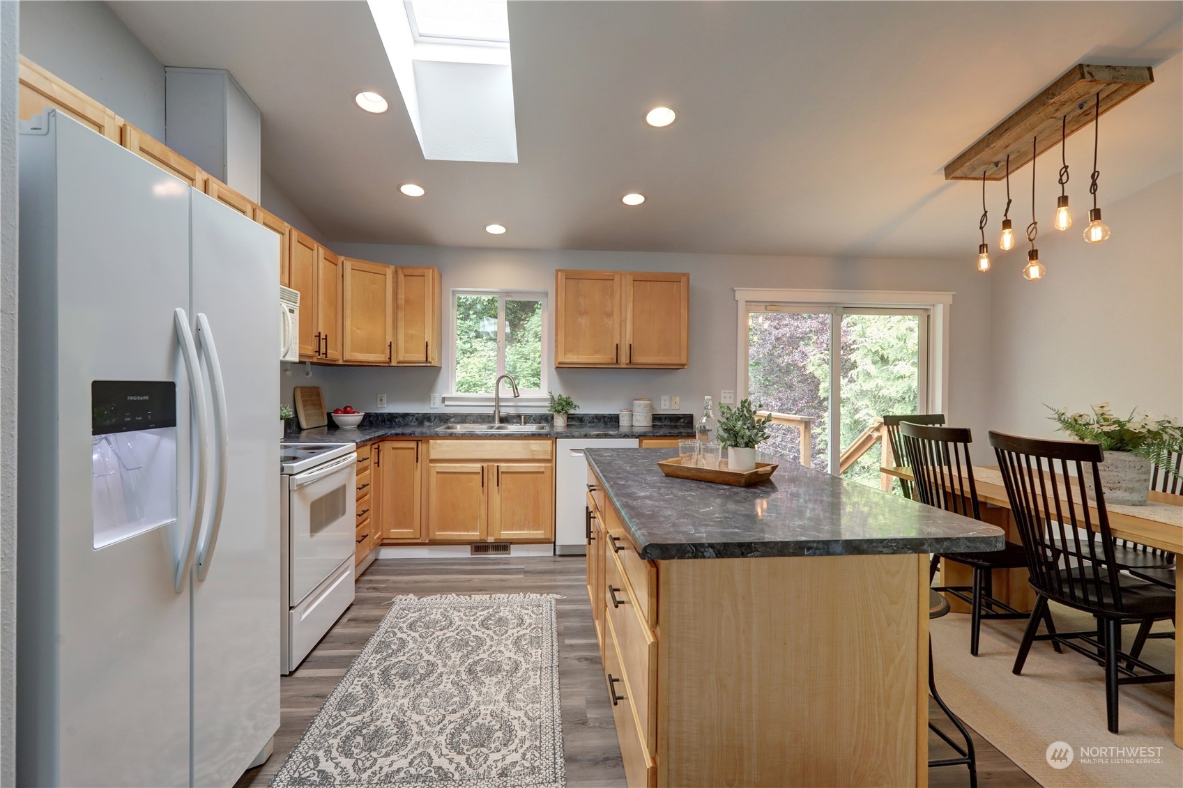 7325 Dumar Way Southwest Seattle, WA 98106 - Photo 10 of 26 Gallery Image 10