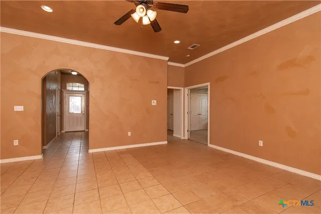 a view of empty room with a chandelier fan and a chandelier fan