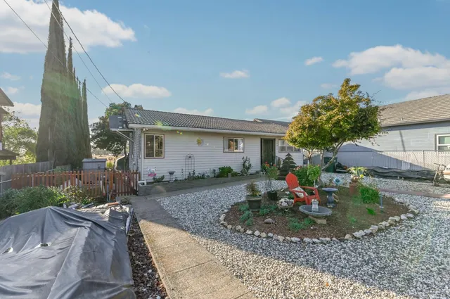 a view of a house with backyard and garden