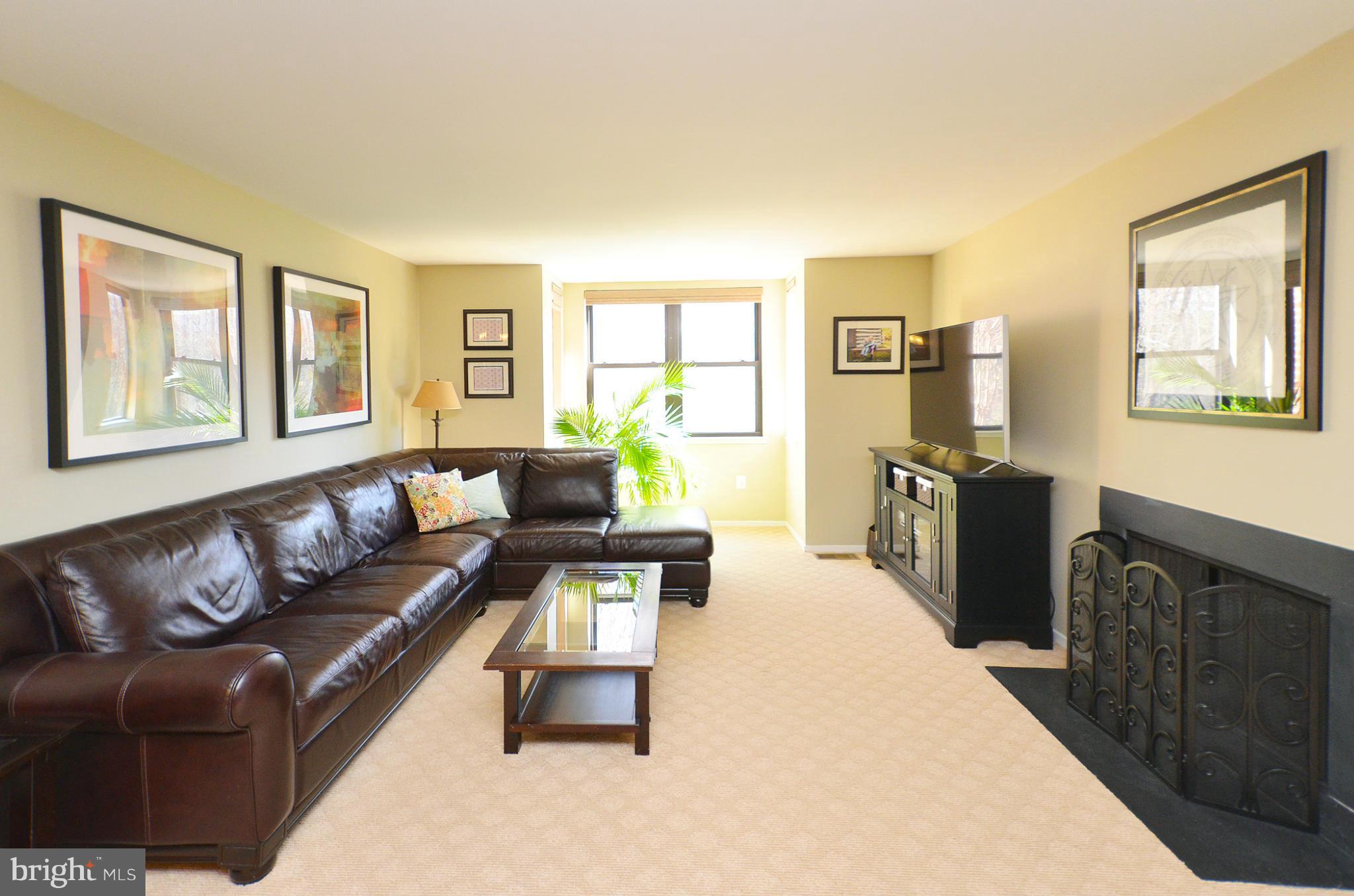 11522 Sunder Court Reston, VA 20190 - Photo 14 of 30 Living Room