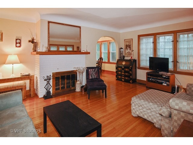 301 Northwood Road Riverside, IL 60546 - Photo 2 of 15