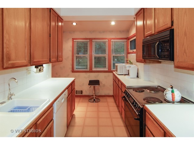 301 Northwood Road Riverside, IL 60546 - Photo 5 of 15
