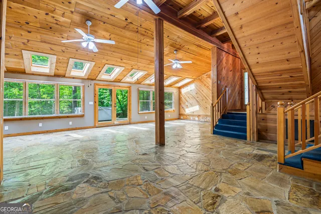 a view of a backyard