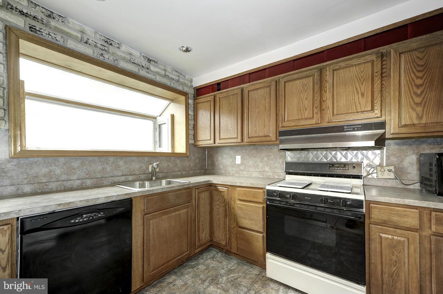 720 Decatur Place Northeast Washington, DC 20017 - Photo 7 of 13 Kitchen
