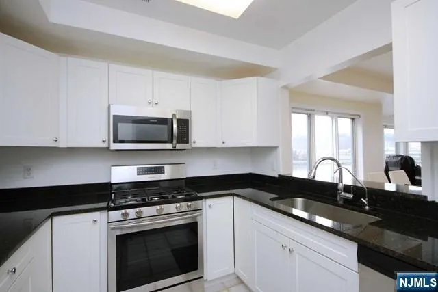 $688,000 | 307 Jefferson Court, Edgewater, NJ 07020