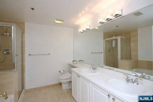 $688,000 | 307 Jefferson Court, Edgewater, NJ 07020