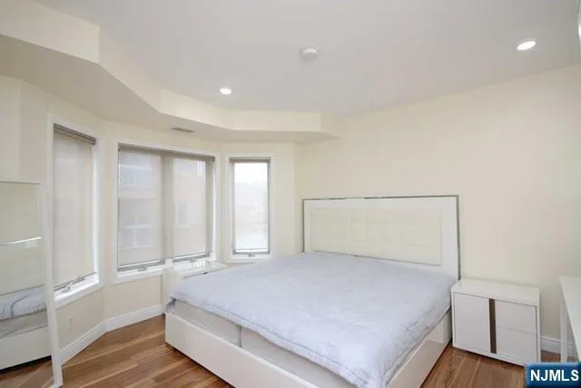 $688,000 | 307 Jefferson Court, Edgewater, NJ 07020