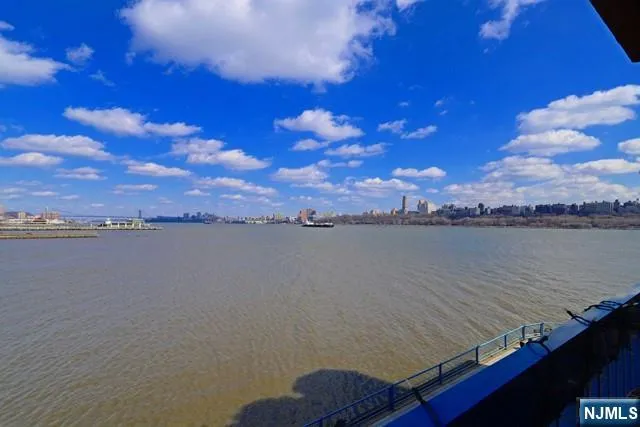 $688,000 | 307 Jefferson Court, Edgewater, NJ 07020