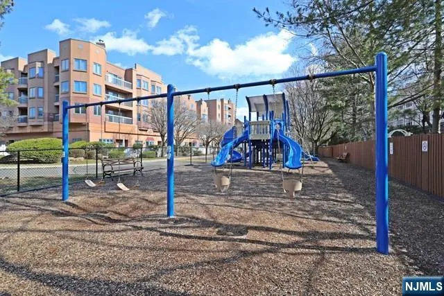 $688,000 | 307 Jefferson Court, Edgewater, NJ 07020