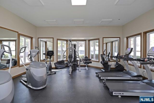 307 Jefferson Court Edgewater, NJ 07020 - Photo 33 of 36