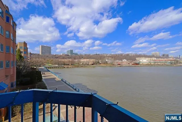 $688,000 | 307 Jefferson Court, Edgewater, NJ 07020