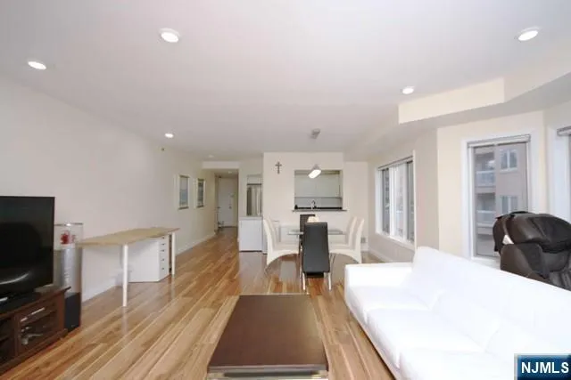 $688,000 | 307 Jefferson Court, Edgewater, NJ 07020