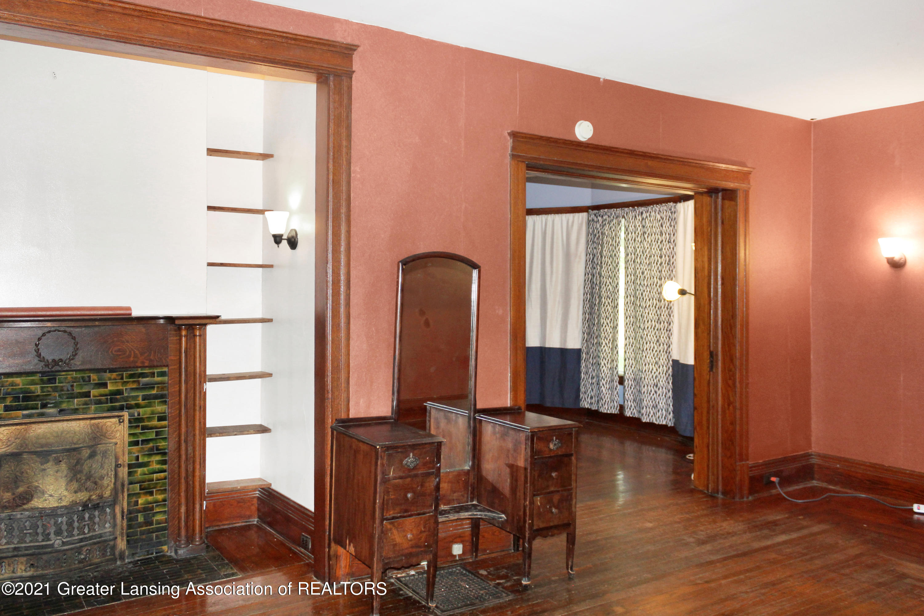 706 4th Street Jackson, MI 49203 - Photo 8 of 30 Living Room