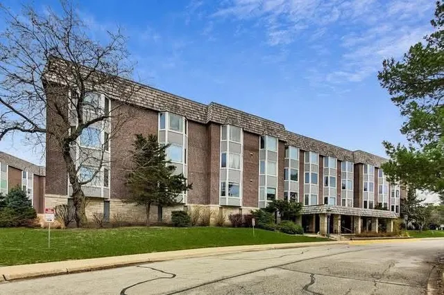 $1,700 | 2500 Windsor Mall, Unit 2D, Park Ridge, IL 60068
