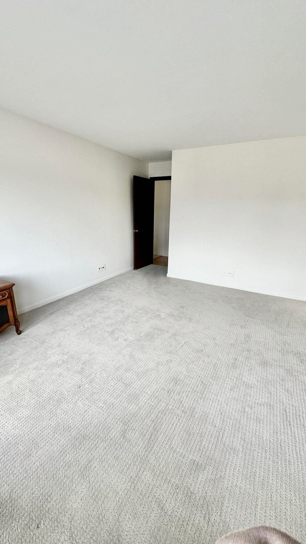 2500 Windsor Mall, Unit 2D Park Ridge, IL 60068 - Photo 5 of 13 a view of an empty room