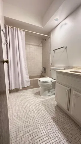 $1,700 | 2500 Windsor Mall, Unit 2D, Park Ridge, IL 60068