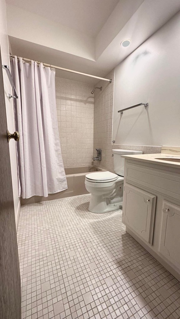 2500 Windsor Mall, Unit 2D Park Ridge, IL 60068 - Photo 8 of 13 a bathroom with a sink toilet and shower