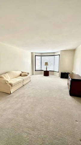 $1,700 | 2500 Windsor Mall, Unit 2D, Park Ridge, IL 60068