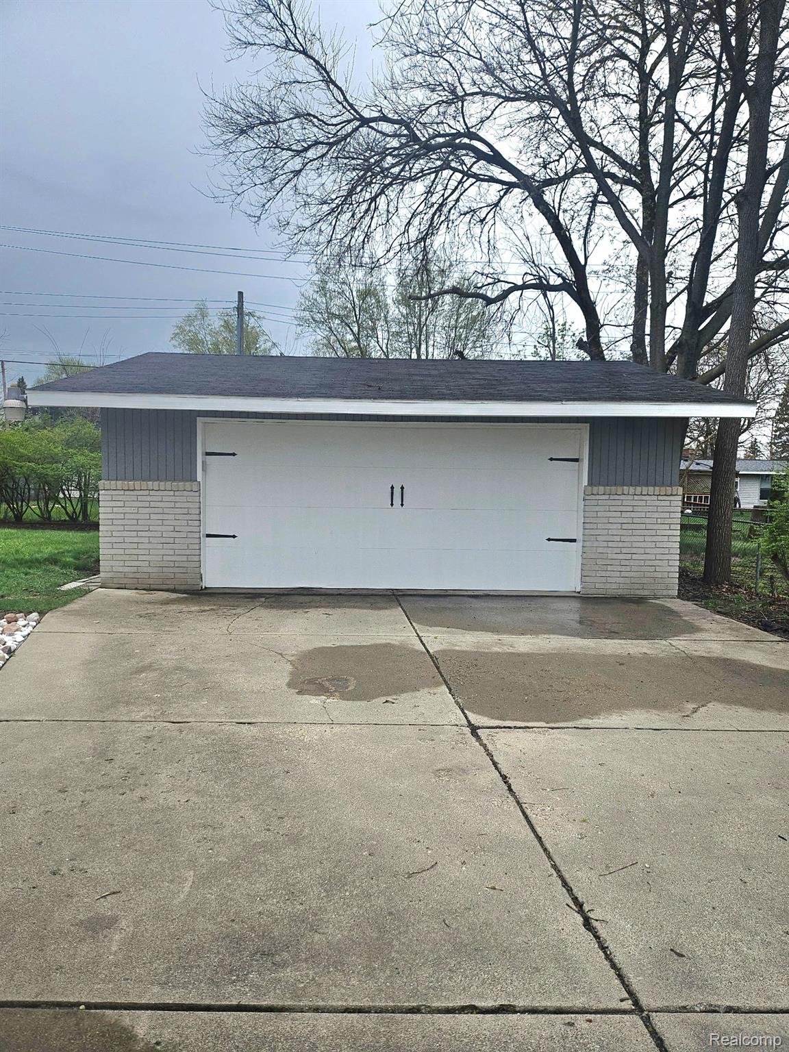 2121 South Commerce Road Walled Lake, MI 48390 - Photo 9 of 13 View of detached garage